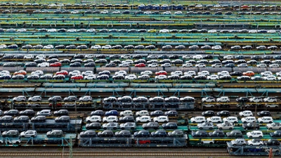 Autotransporte in Bremen: Auf die deutsche Automobilindustrie kommen durch den Zolldeal erhebliche Belastungen zu. (Foto: Sina Schuldt/dpa)