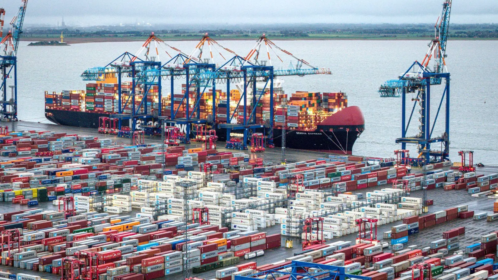 Nach der Ankunft des ersten Vollcontainerschiffs in Bremen wurde der Bau des Containerhafens in Bremerhaven vorbereitet. (Archivbild) (Foto: Sina Schuldt/dpa)