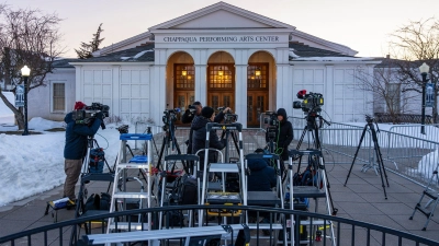 Die Clintons sagten hinter verschlossenen Türen im Chappaqua Performing Arts Center zum Skandal um Sexualstraftäter Epstein aus.  (Foto: Angelina Katsanis/AP/dpa)