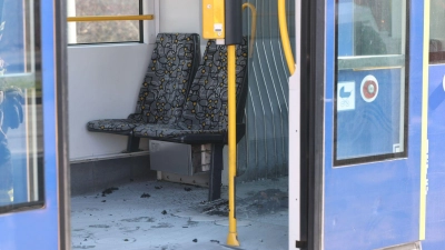 In der fahrenden Straßenbahn soll der tatverdächtige Ehemann des Opfers die Frau mit einer brennbaren Flüssigkeit überschüttet und dann angezündet haben. (Foto: Bodo Schackow/dpa)