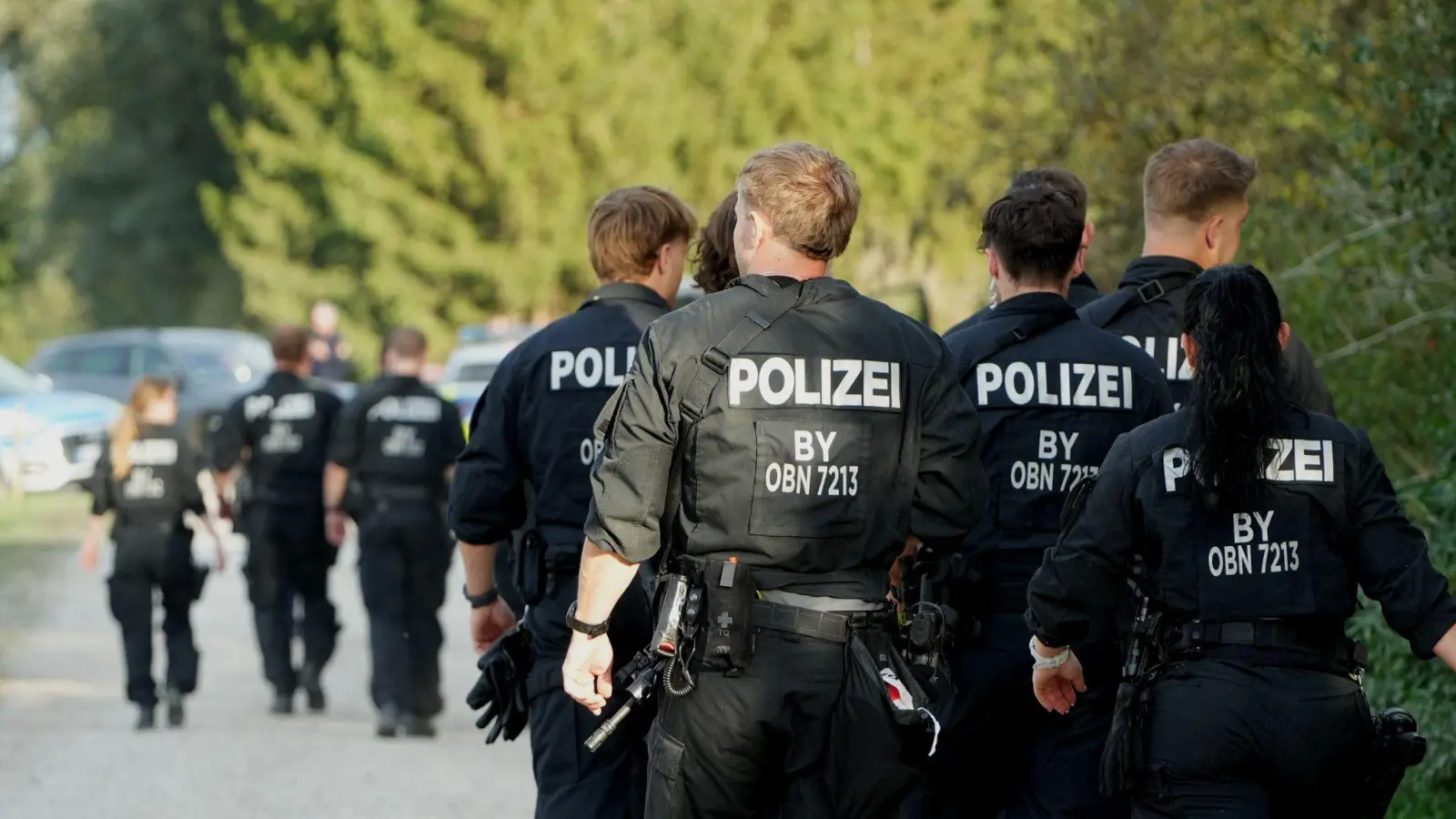 Gestern wurde mit Polizisten, Drohnen und Hubschraubern gesucht, jetzt kommen Hunde zum Einsatz.  (Foto: Felix Kirberg/dpa)