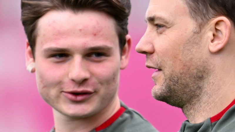 Wer steht im Bayern-Tor: Jonas Urbig (l) oder Manuel Neuer? (Archivbild) (Foto: Sven Hoppe/dpa)