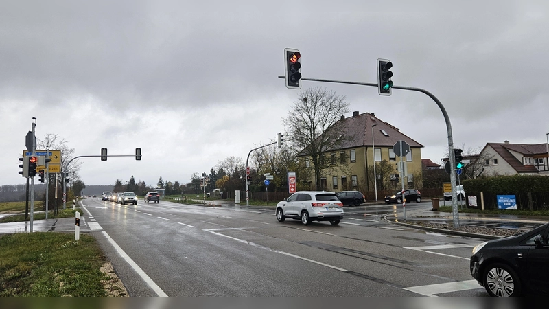 Seit Mitte März ist die Ampel bei Elpersdorf in Betrieb. Obwohl der Stadtrat einen Kreisverkehr bevorzugte, muss die Stadt ihren Kostenanteil für die Lichtsignalanlage bezahlen. (Foto: Wolfgang Grebenhof)