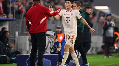 Bayern-Trainer Vincent Kompany (l) muss vorerst ohne Minjae Kim auskommen. (Foto: Tom Weller/dpa)