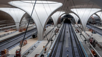 In der Halle des neuen Tiefbahnhofs in Stuttgart soll es auch ohne Klimaanlage kühl bleiben, sagt die Bahn in einem Video. Die Zuschauer sind eher skeptisch. (Archivbild) (Foto: Christoph Schmidt/dpa)