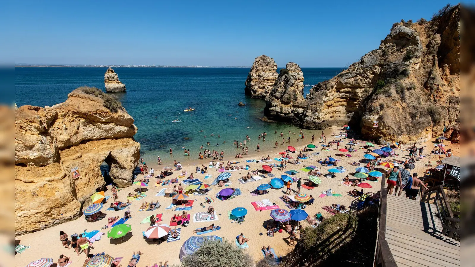 Wer eine Pauschalreise bucht, soll künftig mehr Rechte haben. (Symbolbild)  (Foto: Matthias Balk/dpa/dpa-tmn)