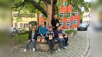 Schüler:innen der Konrad-Biesalski-Schule liefern mit ihrem Lehrer Tobias Fleischmann (3.v.l.) eine weitere Charge an Nistkästen nach Dinkelsbühl zu Paul Beitzer (3.v.r.) vom Bund Naturschutz. (Foto: KBS/Stefanie Fensterer)