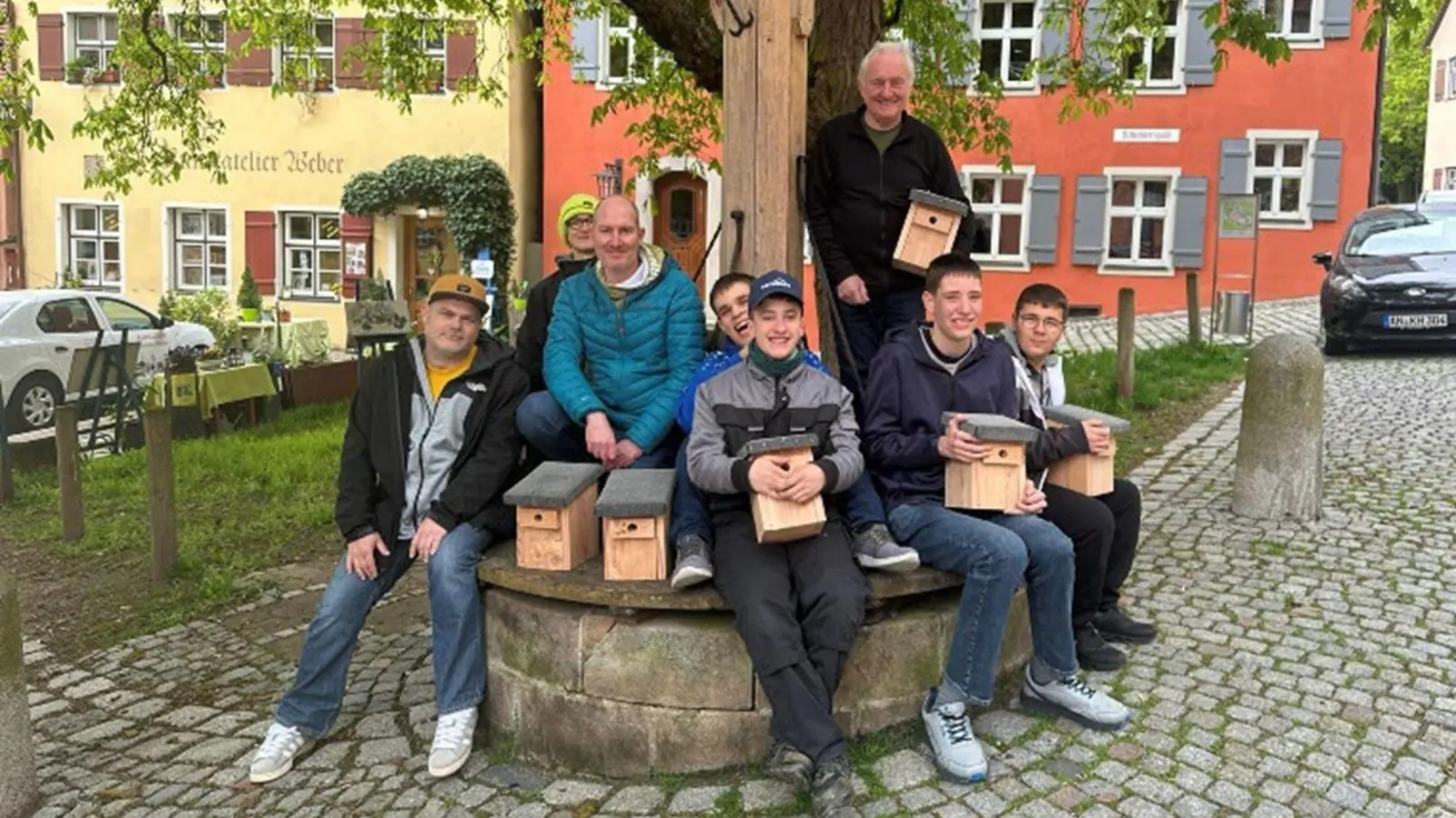 Schüler:innen der Konrad-Biesalski-Schule liefern mit ihrem Lehrer Tobias Fleischmann (3.v.l.) eine weitere Charge an Nistkästen nach Dinkelsbühl zu Paul Beitzer (3.v.r.) vom Bund Naturschutz. (Foto: KBS/Stefanie Fensterer)
