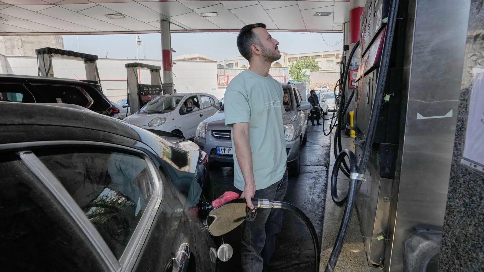 Sind Gerüchte in sozialen Medien der Grund für den Ansturm auf Tankstellen in Teheran? (Archivbild) (Foto: Vahid Salemi/AP/dpa)