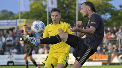 Magier am Ball: Der Ansbacher Eric Weeger lässt den Bayreuther Dennis Lippert staunen. (Foto: Martin Rügner)