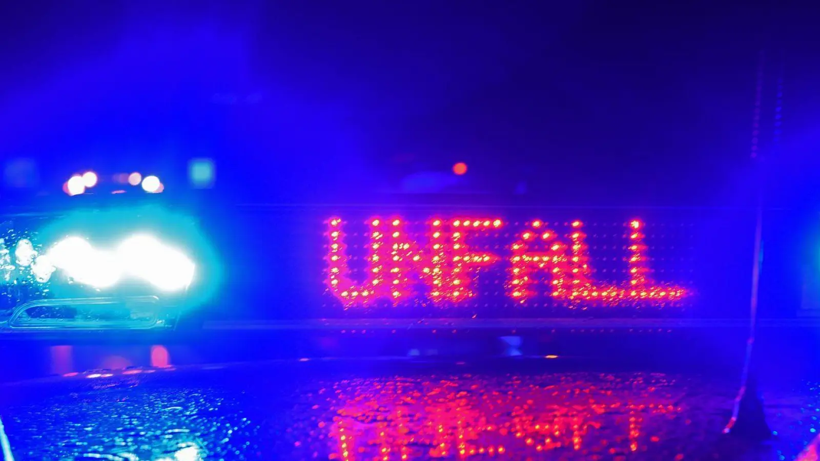 Die Polizei berichtet von witterungsbedingten Einsätzen in der Nacht. (Symbolbild) (Foto: Stefan Puchner/dpa)