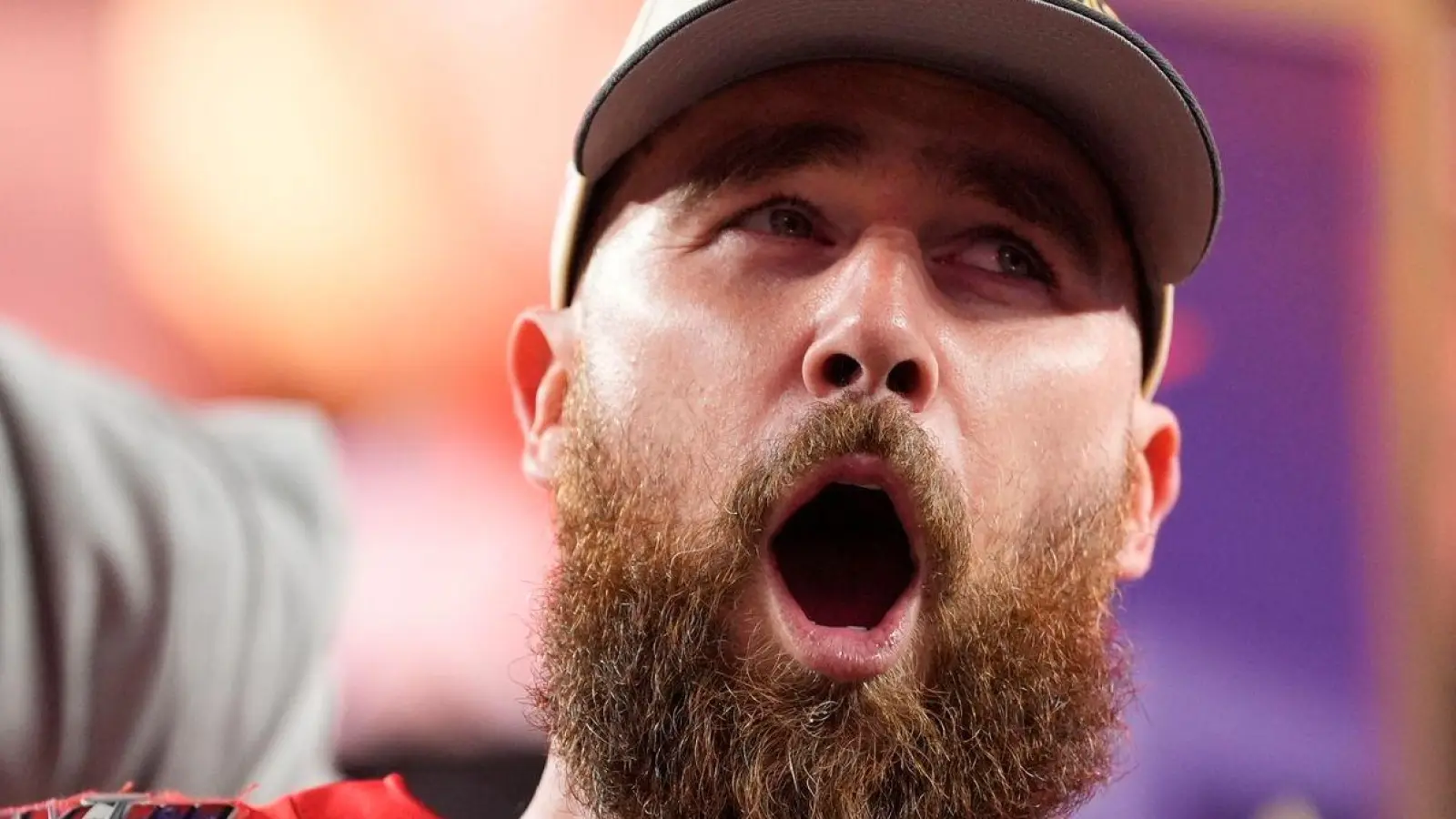 Travis Kelce bleibt zwei weitere Jahre bei den Kansas City Chiefs. (Foto: Ashley Landis/AP/dpa)