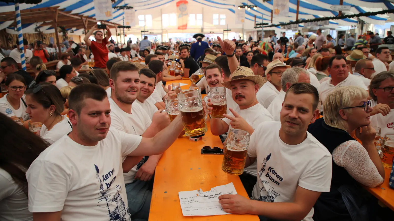 Am Eröffnungstag zum Bieranstich war das Festzelt in der jüngeren Vergangenheit stets gut besucht. An allen anderen Tagen aber eher nicht. (Foto: Alexander Biernoth)