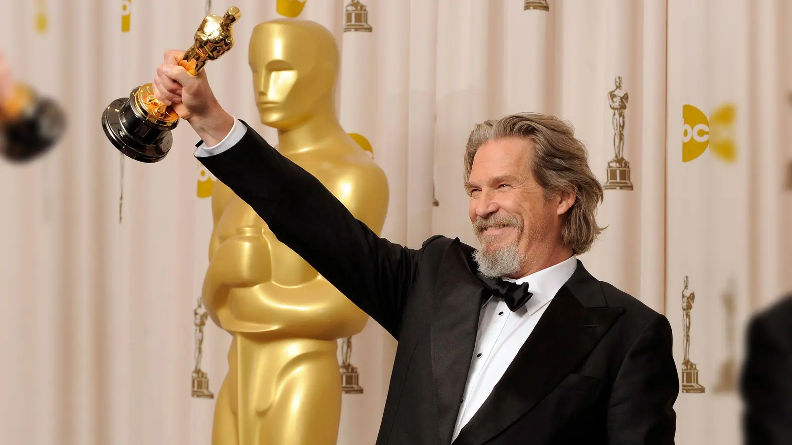 US-Schauspieler Jeff Bridges freut sich über seinen ersten und bisher einzigen Oscar-Gewinn. (Archivbild)  (Foto: Paul Buck/epa/dpa)