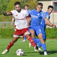 Mit zwei Treffern in der ersten halben Stunde brachte Felipe Adler (links, hier gegen den Münchberger Jonas Köhler) den TSC Neuendettelsau mit 2:0 in Führung. (Foto: Martin Rügner)
