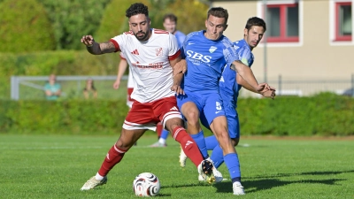 Mit zwei Treffern in der ersten halben Stunde brachte Felipe Adler (links, hier gegen den Münchberger Jonas Köhler) den TSC Neuendettelsau mit 2:0 in Führung. (Foto: Martin Rügner)