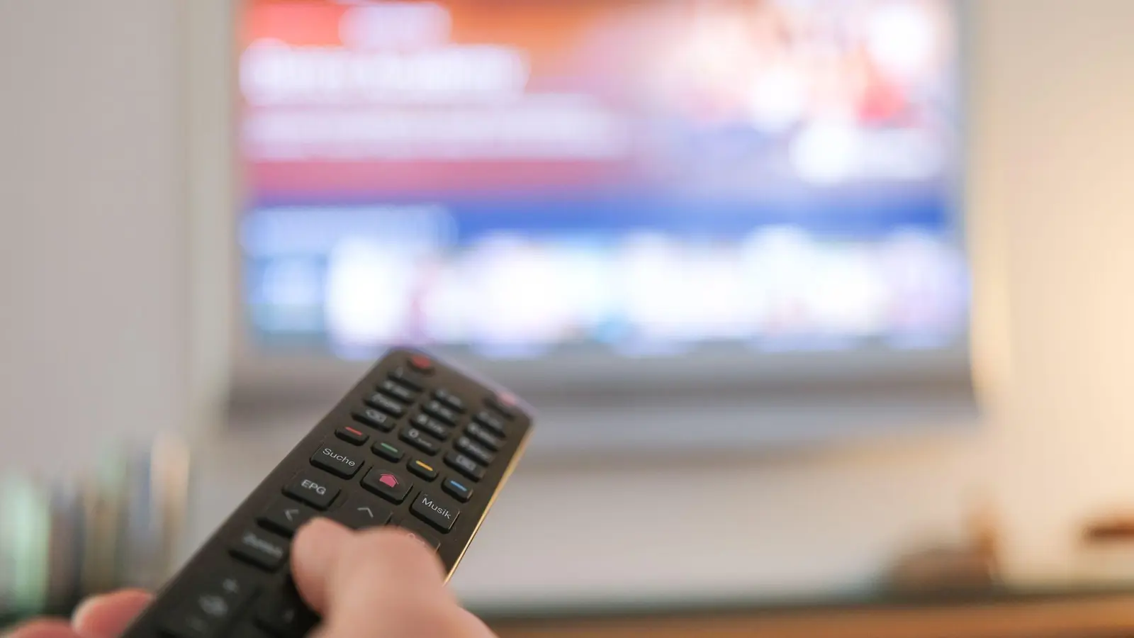 Auf dem Sofa sitzen und auf dem Fernseher herumzappen - für viele Menschen ein eingespieltes Ritual und für Vodafone jahrzehntelang ein einträgliches Geschäft. (Foto: Bernd Weißbrod/dpa)
