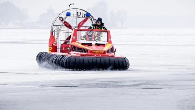 Mit dem Luftkissenboot übt die Feuerwehr auf dem Steinhuder Meer. (Foto: Moritz Frankenberg/dpa)