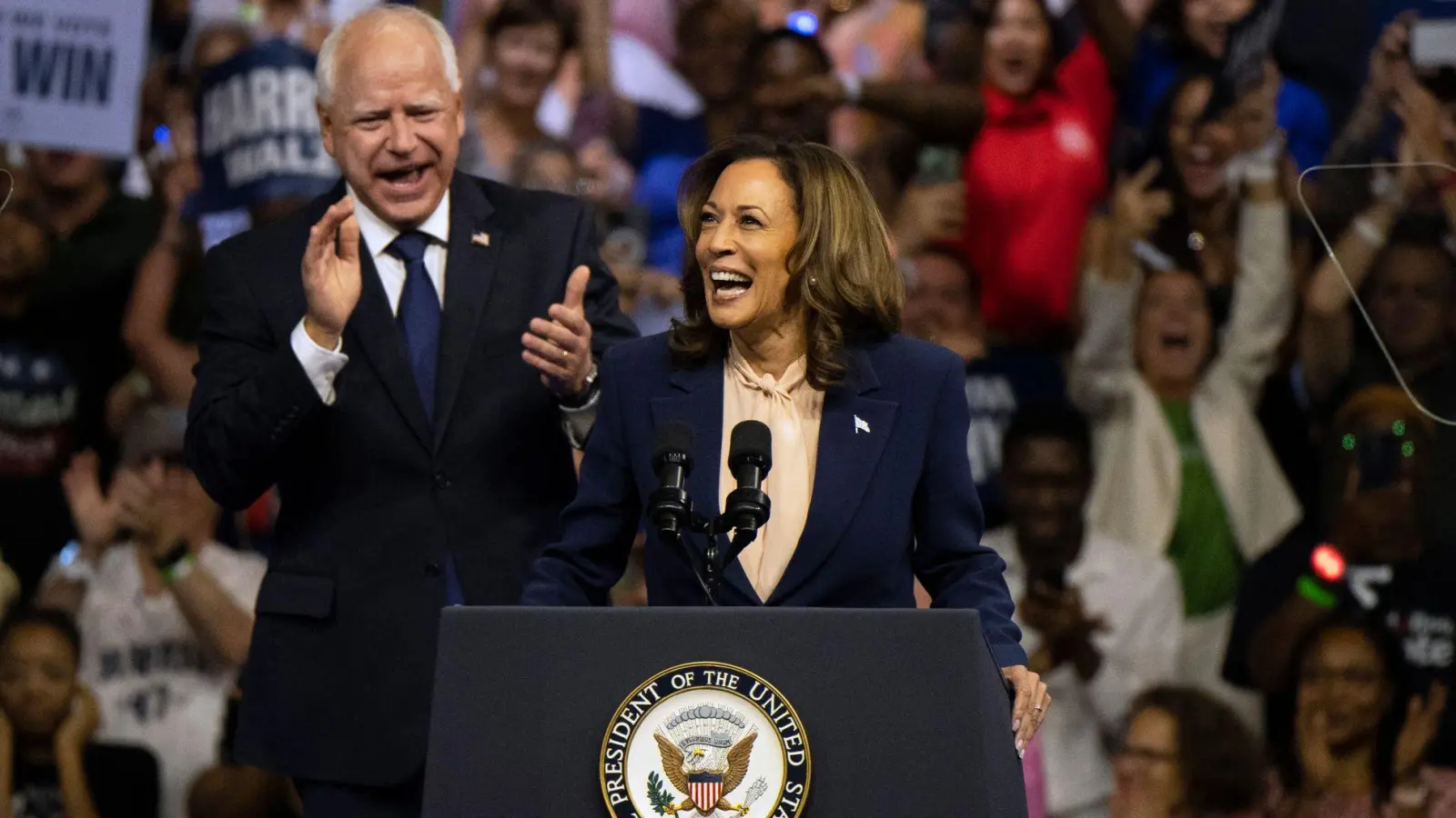 Gerade gemeinsam in den US-Wahlkampf gestartet: Kamala Harris und Tim Walz. (Foto: Joe Lamberti/AP/dpa)