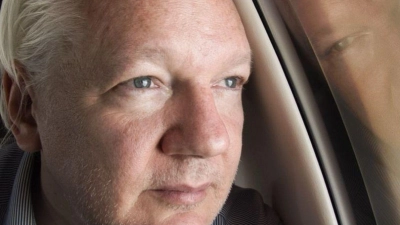 Ein Screenshot aus dem Wikileaks-Konto X zeigt Julian Assange an Bord eines Fluges nach Bangkok. (Foto: @wikileaks/PA Wire/dpa)
