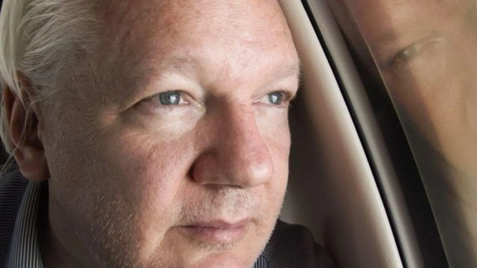 Ein Screenshot aus dem Wikileaks-Konto X zeigt Julian Assange an Bord eines Fluges nach Bangkok. (Foto: @wikileaks/PA Wire/dpa)