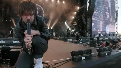 Sänger Lawrence „Loz” Taylor tritt beim Open-Air-Festival „Rock am Ring” mit der britischen Metalcore-Band „While she sleeps“ auf der Utopia-Stage auf. (Foto: Thomas Frey/dpa)