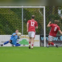 Losaurachs Torhüter Niklas Stahringer hält hier einen Strafstoß von Julian Frickinger (Nummer 8) von der SG Segringen/Dinkelsbühl. Fabian Lechler kann nur zusehen. (Foto: Martin Rügner)