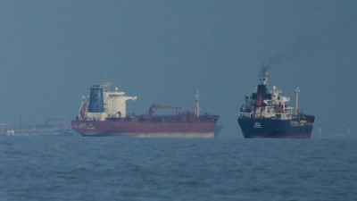 Der Schiffsverkehr durch die Straße von Hormus ist wegen des Iran-Kriegs weitgehend zum Erliegen gekommen. (Archivbild) (Foto: Altaf Qadri/AP/dpa)
