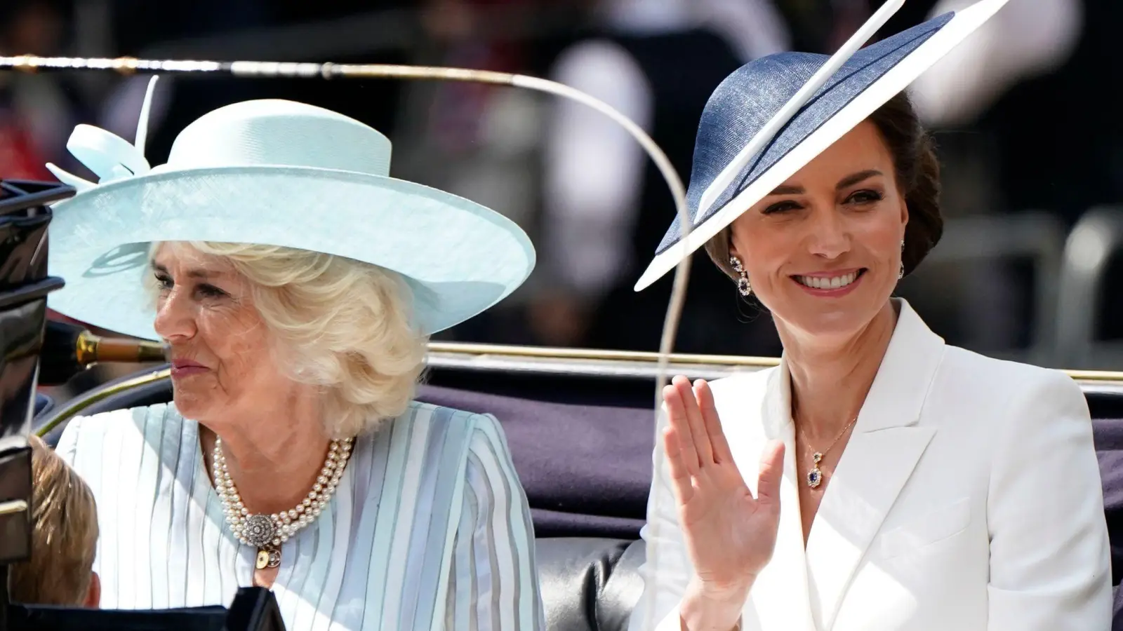 Königsgehmahlin Camilla und Prinzessin Kate fahren in einer Kutsche. (Foto: Andrew Matthews/PA/dpa/Archiv)