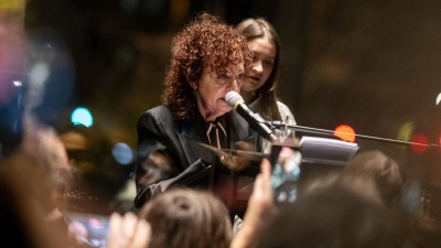 Nan Goldin beginnt ihre Rede mit einer mehrminütigen Schweigepause. (Foto: Fabian Sommer/dpa)