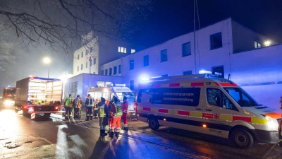 Nach dem Brand in einem Krankenhaus in Neustadt bei Coburg mussten 28 Patienten verlegt werden. (Foto: Steffen Ittig/NEWS5/dpa)