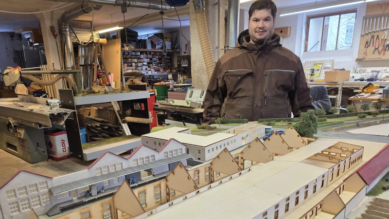 Markus Blank und sein bisheriger Nachbau des Schmotzer-Areals in Bad Windsheim. (Foto: Hans-Bernd Glanz)