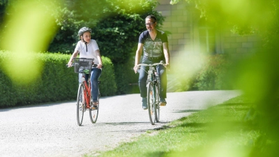 Zur Arbeit, zum Supermarkt, zur Verabredung: Wer Wege im Alltag zu Fuß oder Fahrrad zurücklegt, hat am Ende des Tages automatisch mehr Bewegung. (Foto: Tobias Hase/dpa-tmn)