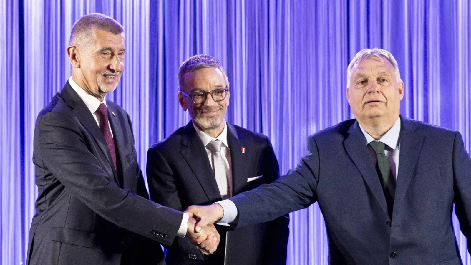 Andrej Babis (l-r), Herbert Kickl und Viktor Orban in Wien. (Foto: Tobias Steinmaurer/APA/dpa)