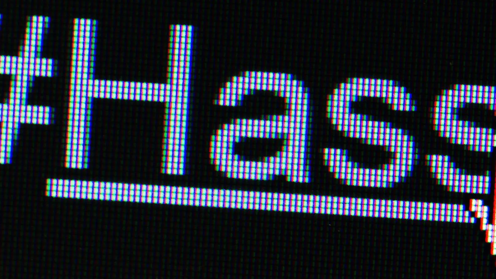 Nachdem sie den Tod ihres Babys öffentlich gemacht hatten, begegnete dem Pärchen eine Welle des Hasses, berichtet Influencerin Lisa-Marie Straube. (Symbolbild) (Foto: Lukas Schulze/dpa)