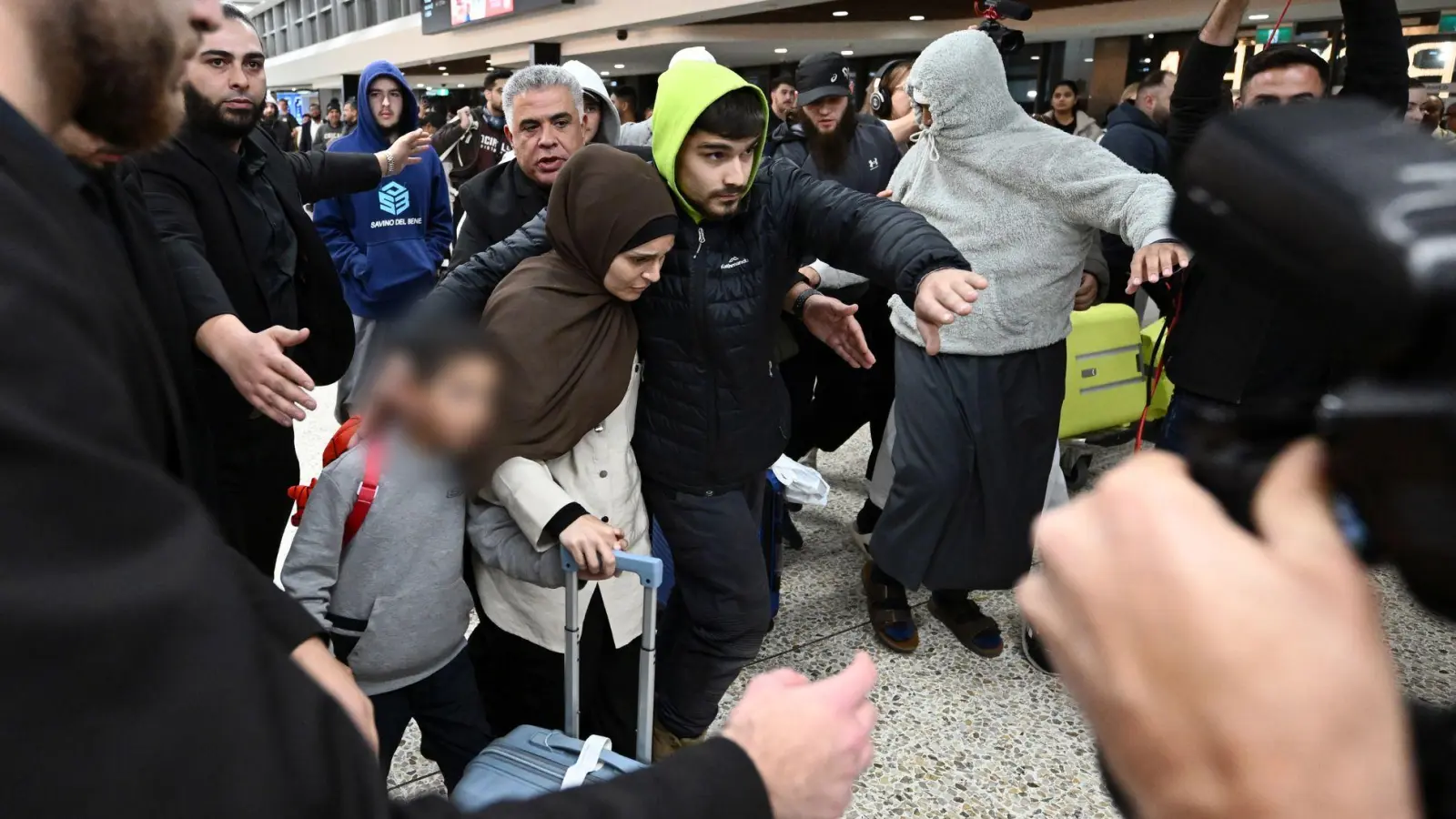 Bei der Ankunft der Frauen sei es teils zu chaotischen Szenen am Flughafen gekommen, berichten australische Medien.  (Foto: Joel Carrett/AAP/dpa)