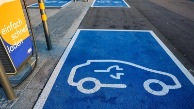 Mit der neuen Förderung will die Bundesregierung helfen, immer mehr Elektroautos auf die Straße zu bringen. (Archivbild) (Foto: Jan Woitas/dpa)