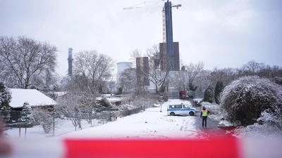 Ein Einsatzfahrzeug der Polizei steht an der Brandstelle einer Kabelbrücke vor dem Kraftwerk Lichterfelde. Nach dem Brand einer Kabelbrücke ist im Südwesten Berlins für 50.000 Haushalte und 2.000 Gewerbebetriebe der Strom ausgefallen. (Foto: Michael Kappeler/dpa)