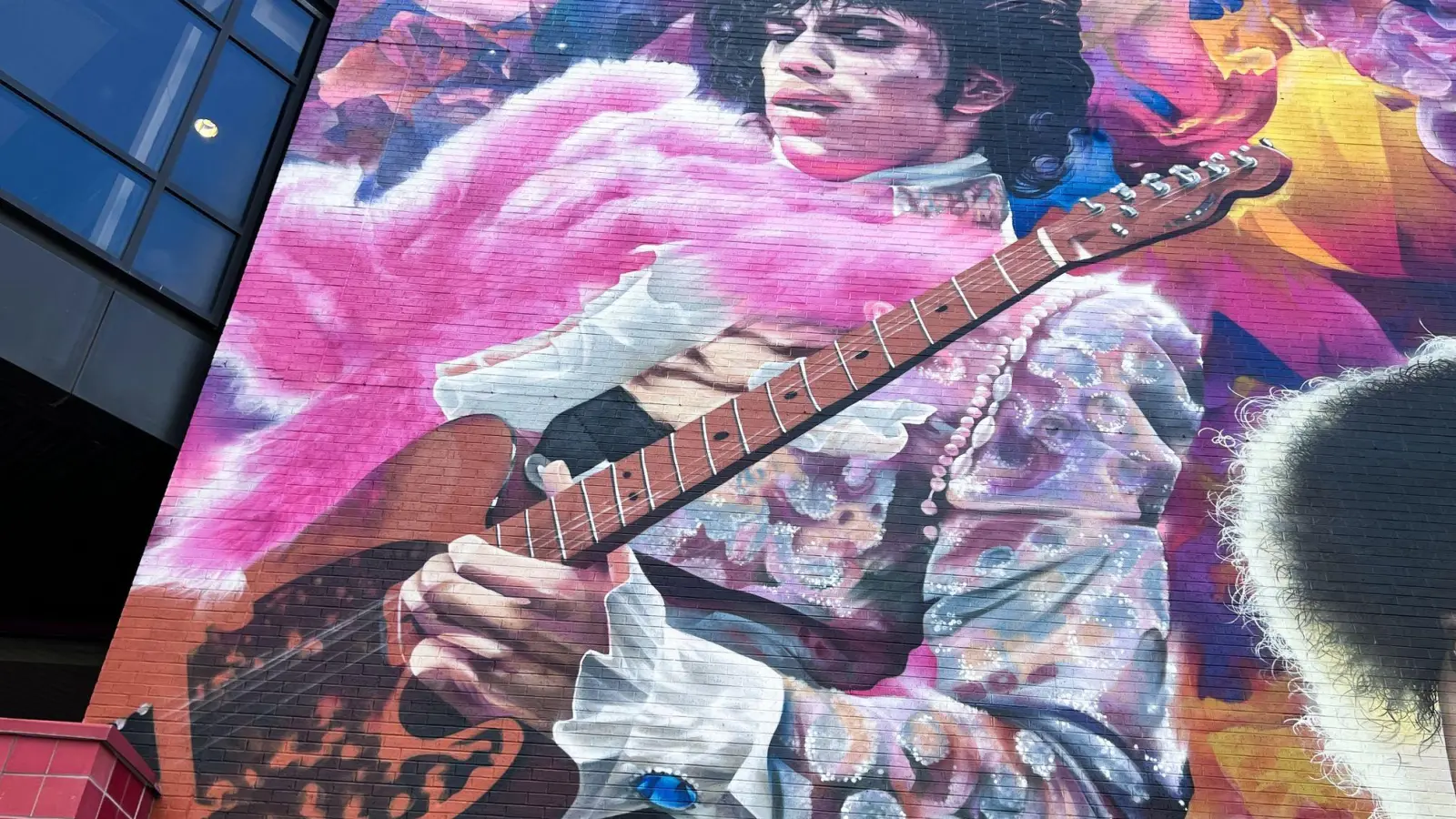 Wandgemälde eines Musikrevolutionärs: Prince-Mural in Minneapolis. (Foto: Verena Wolff/dpa-tmn)