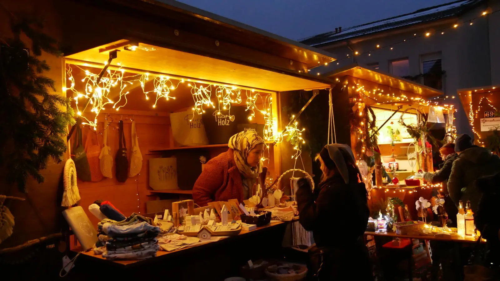 Nun hat auch Merkendorf einen Weihnachtsmarkt. Am Samstag vor dem zweiten Advent war Premiere. Der Titel „Lichterglanz” erwies sich als passend, die weihnachtliche Stimmung im Stadthof lud trotz des Wetters zum Verweilen ein. (Foto: Daniel Ammon)