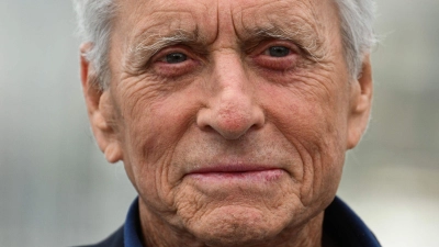 Manch atemberaubender Frau ist US-Schauspieler Michael Douglas schon nahe gekommen - vor und hinter der Kamera, wie er in seinen Memoiren nun verrät. (Archiv) (Foto: Christophe Simon/3p-afp/dpa)