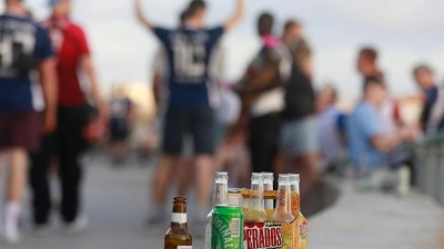 Auch am Ballermann sollte man am Strand nur legal verkaufte Produkte konsumieren. (Archivfoto) (Foto: Clara Margais/dpa)