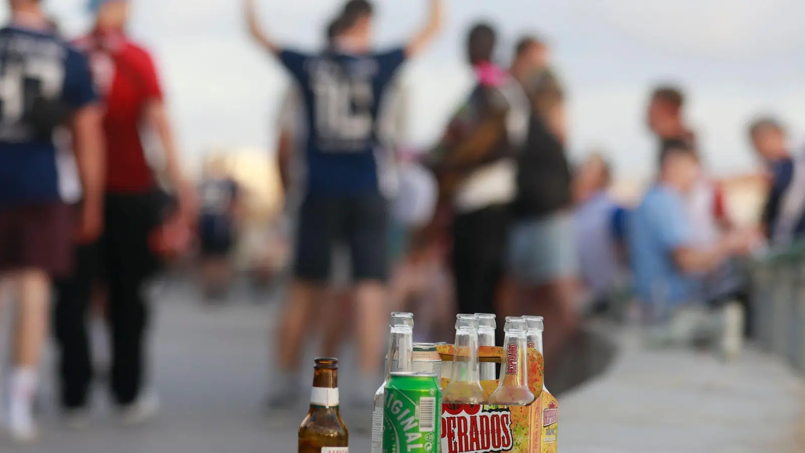 Auch am Ballermann sollte man am Strand nur legal verkaufte Produkte konsumieren. (Archivfoto) (Foto: Clara Margais/dpa)