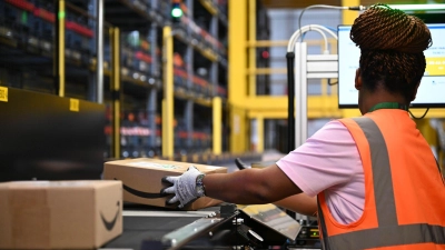 Eine Amazon-Mitarbeiterin an einem Standort des US-Logistikers in Dortmund - ein Job von 40.000 in Deutschland, Tendenz steigend. (Foto: Wolf von Dewitz/dpa)