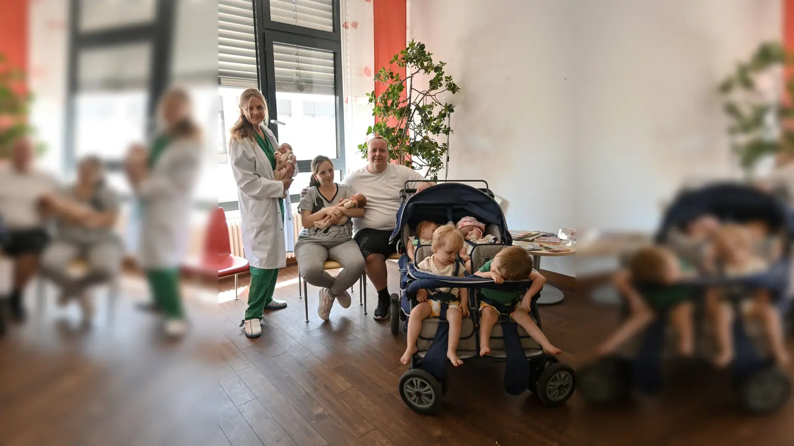Jasmin und Andreas Rittner aus Fürth haben zum dritten Mal in recht kurzem Abstand Zwillinge bekommen. Auch die älteren Geschwister sind noch ziemlich klein. (Handout) (Foto: -/Klinikum Fürth/dpa)