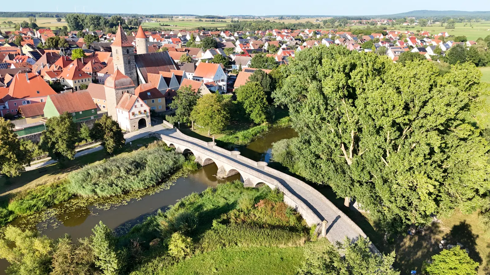 Die Altmühlbrücke in Ornbau wird am Samstag zum Schauplatz des ersten Brückenschoppens. (Foto: Kerstin Kech)