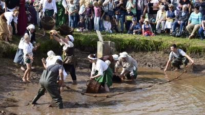 Den Fischraub vor 500 Jahren spielte die Dorfgemeinschaft von Großhaslach gekonnt nach. Der blanke Hunger machte die Menschen damals zu Dieben. (Foto: Christina Özbek)
