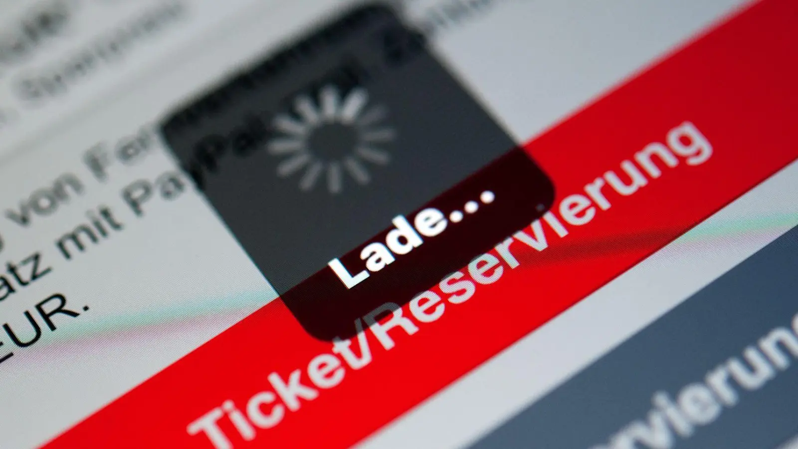 Die Bahn kämpft wieder mit einer IT-Störung. (Symbolbild) (Foto: Sebastian Gollnow/dpa)