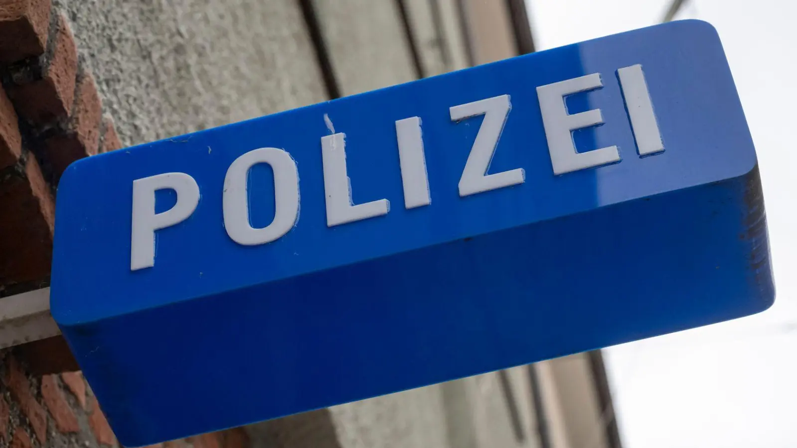 Ein Mann brachte bei der Einreise nach Deutschland ein Parfüm mit, das er bereits im Sommer am Flughafen gestohlen hatte. (Symbolbild) (Foto: Peter Kneffel/dpa)