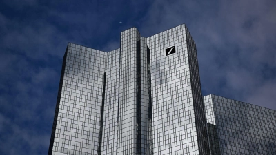 Ex-Investmentbanker fordert rund 152 Millionen von Deutscher Bank (Archivbild) (Foto: Arne Dedert/dpa)